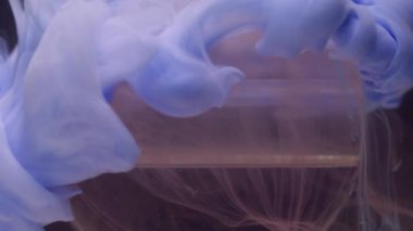 Sis sanatı. Boya bulutu. Odaklanmamış mavi renk kimyasal su ıslak doku soyut koyu siyah arkaplan üzerinde yüzen küre akışı.