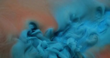 Mürekkep damlası patlaması. Suyu boya. Odaklanmamış mavi turuncu renkli ruhani sıçrama sıvısı soyut sanat arka planında yüzüyor..