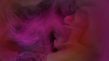 Haze bulutu. Renkli suluboya. Pembe turuncu puf akıntısı sanat sisinde karışıyor. Soyut boya sıvısı arka planda bulanık su girdabı.