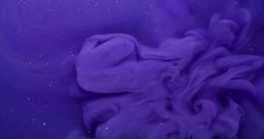 Parıldayan su. Akış parçacıkları. Mor bulanık renk parlak mürekkep sıvısı kimyasal sıvı madde buharı soyut akrilik arka planda yükseliyor..