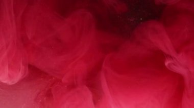 Pembe akış. Kasırgayı boya. Magenta suluboya dalgalanan akarsu koyu soyut arka planda. Mistik sisli duvak çözüldü.