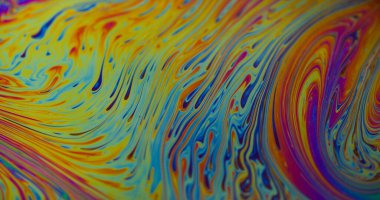 Mürekkep at. Benzin sanatı. Odaklanamayan mavi yeşil renkli ıslak kabarcıklar soyut koyu siyah arkaplan üzerinde yüzen sıvı.