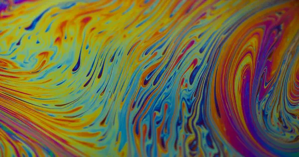 Mürekkep at. Benzin sanatı. Odaklanamayan mavi yeşil renkli ıslak kabarcıklar soyut koyu siyah arkaplan üzerinde yüzen sıvı.