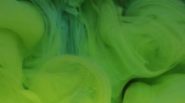 Çok renkli bir duman. Duman parçacıkları. Parlak sarı mürekkep kabarcıkları soyut arka planda kıvrılır. Karışık odaklı çözünmüş boya ile pürüzsüz dalgalı hafif su akışı.