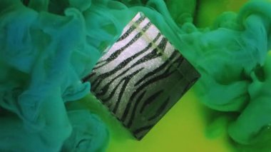 Boya sıvısı. Renkli duman bulutu. Odaklanmamış yeşil duman kübü sisi soyut desenli sanat arka planına boya mürekkebi dokusu sıçratır.