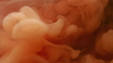 Sis sıvısı. Buhar arka planı. Odaklanmamış pembe turuncu pigment bulut desenli duman dumanlı sis boyası soyut sanat eserlerinde yüzüyor..