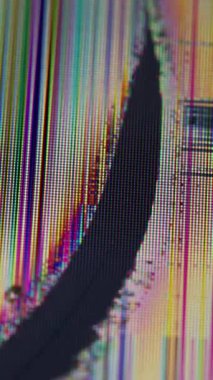 Dikey video. Hasar kanalı. Ağ ekran. Bozuk tahıl TV ekranının bozuk dijital yayın sinyali. Renk çizgisi hataları parçalanmış pikseller örtüşüyor.