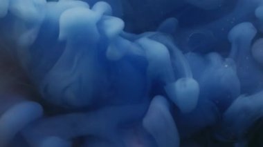 Sis buharı. Soyut mürekkep dalgası. Odaklanmamış mavi renk boya sıvı sıvı ruhani akrilik ıslak sıçrama sanatın yaratıcı arka planında akıyor.