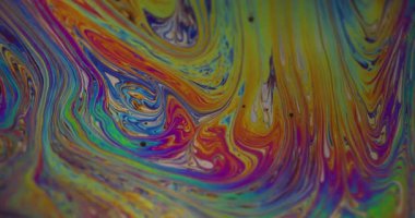 Boya karışımı. Su yakıtı. Odaklanamayan sarı mor renkli mürekkep akrilik arka planda mavi lekeler sızıyor..