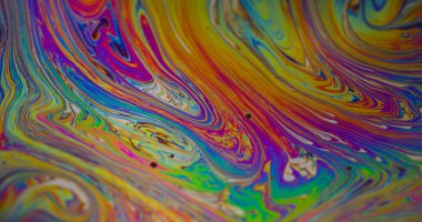 Boya damlası. Lekeli sanat. Soyut akrilik yeşil zemin üzerinde yüzen mavi mor renkli damlacık yağı dokusu.