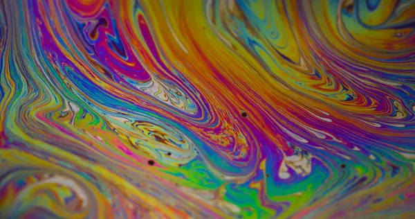 Boya damlası. Lekeli sanat. Soyut akrilik yeşil zemin üzerinde yüzen mavi mor renkli damlacık yağı dokusu.