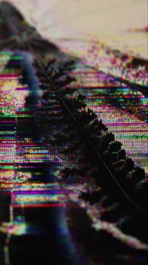 Dikey video. Kırık sanat eserleri. Matris hasarı. Kırık bilgisayar arızası görüntüsünün renkli arızası. Siyah sıvı cam çatlakları arasında biçimsizce yayılır..