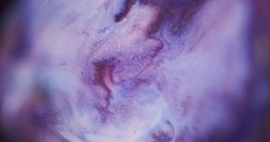 Işıldayan emülsiyon. Odaklanmamış mürekkep yayılmış. Bulanık prizma çerçevesinde mor beyaz pigment dökülmüş. Renkli soyut sızıntı girdap arkaplanı.