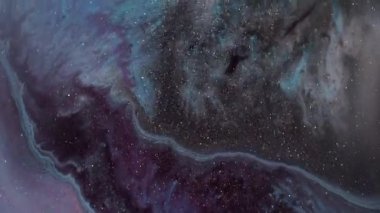 Parıltı dökülüyor. Akışkan sanat. Koyu akıntılı parlak parçacıkları olan homurdanan mor dalgalı boya yüzeyi. Soyut arkaplan çeşitli farklı renkler.