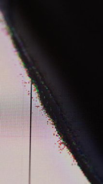 Dikey video. Ekran hatası. Monitör kaplaması. Demo ekipmanları hasarlı piksellerle ölü bölge. Kumlu grunge televizyon arızası siyah alan ve çizgilerle.