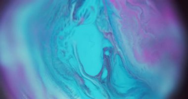 Işıldayan emülsiyon. Odaklanmamış mürekkep yayılmış. Dairesel prizma lens çerçevesinde mavi mor pigment dökülmüş. Renk soyut sızıntısı girdap arkaplanı.