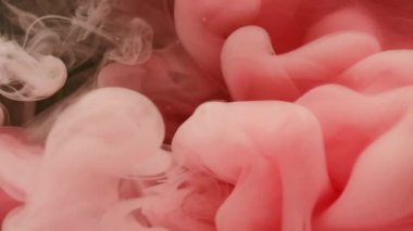 Bulut dalgası. Boya buharı. Soyut karanlık sanat arka planına yayılan sönük pembe renkli sisli sıvı ruhani sis dumanı..