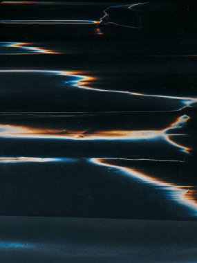 Parçalanmış ekran. Toz kaşıma kaplaması. Mavi turuncu beyaz renkli matris arızası koyu siyah soyut arka plandaki sıkıntılı dokuyu çatlattı.