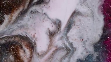 Sanat sıvısı. Köpüklü boya. Dalgalı dekoratif mermer sim parçacıkları yüzeye çıkıyor. Beyaz gri altın kaotik karışımı soyut arkaplan.