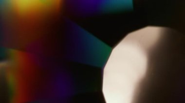 Kristal sızdırıyor. Bulanık geometrik işaret fişeği. Soyut koyu siyah sanat arka planında sönük mavi yeşil çok renkli gökkuşağı spektrum titreşimli ışık.