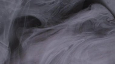 Duman dumanı. Bulutları boya. Odaklanmamış mor duman, parlak sis, soyut simli sanat arka planında yüzen mürekkep dokusu akışı..