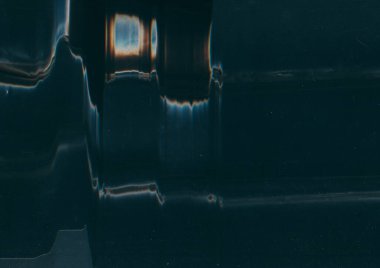 Bozulma geçmişi. Arıza sanatı. Mavi turuncu siyah renk frekansı gürültüsü eski film eğrisi dalga çizgileri koyu soyut desen.