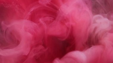 Sis patlaması. Pembe duman. Kabarık bulut akıntısı eflatun rengini rüyadaki girdap gibi karıştırır. Havai kıvrımlı boya rengi gizemli örtülü sisli su soyut arkaplan dokusuyla.