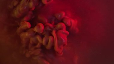 Mürekkep buharı. Puf boyası. Kırmızı turuncu girdap çözünmüş bulutlar renkli şişmiş suda ortaya çıkar. Işıldayan parlak peçeli sanat soyut akış arkaplanı.