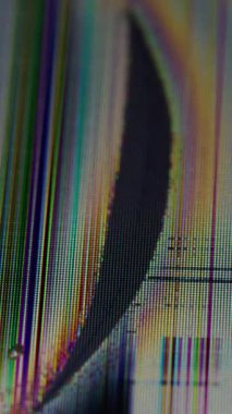 Dikey video. Arıza görüntüsü. Ekran bozulması. Kırık renkli cam bilgisayar ses dokusunu gösteriyor. Siyah çatlak piksel çizgi yüzey arkaplanı hasarlı matris.