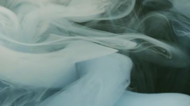 Buhar sıvısı. Boya karışımı. Odaklanamayan mavi renkli duman kimyasal fantezi sıvısı soyut sanat üzerine yayılıyor koyu siyah arka plan.