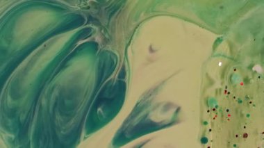 Boya çözülür. Mürekkep patlaması. Yeşil sarı diş minesi emülsiyon karışımı akışı. Akrilik sıvı soyut arka plan fantezi su dokusu.