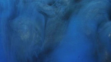 Parlak sis. Gizemli sis. Odaklanmamış mavi renk bulutu dumanı köpüren duman soyut sanat ışığı arka planında boya mürekkebi dokusu.