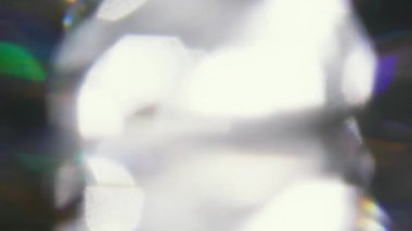 Işıl ışıl. Bulanık parıltı. Odaklanmamış mavi turuncu rengin yanıp sönmesi soyut arkaplanda yüzen optik yansıma.