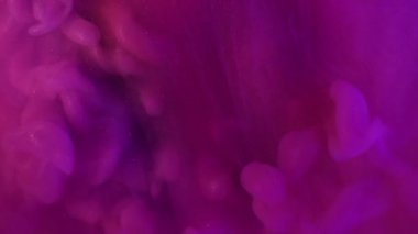 Duman girdabı. Parlayan toz. Pembe mor dalga düz akış renk sıvı yüzeyinden ortaya çıkar. Gizemli su soyut arkaplan dokusu.