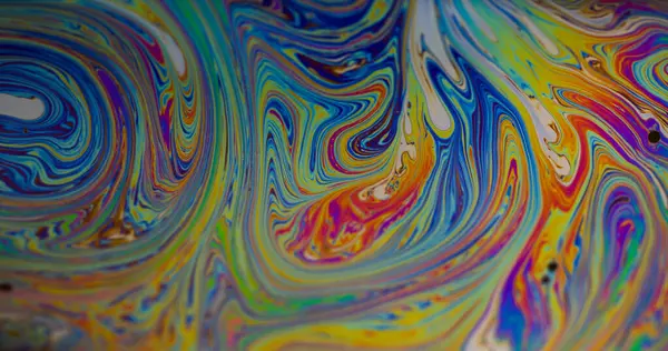 Renk lekesi balonu. Holografik mürekkep. Pembe mavi soyut yaratıcı arka planda yüzen yeşil mor akrilik doku.