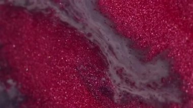 Parıltı karışımı. Sıçrama kanaması. Grunge damlası pırıl pırıl pembe kumun yüzeyine döküldü. Dalga akışı bulanık ıslak mermer soyut arkaplan.