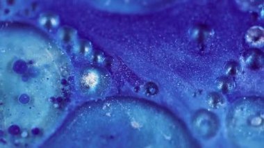 Yağ sıvısı. Odaklanamayan yaratıcı balon. Mavi renk parıldayan mürekkep dokusu bulanık soyut bokeh aydınlık modern arkaplanda hareket ediyor.