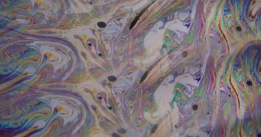 Sıvı karışımı. Akış sıvısı. Soyut akrilik yaratıcı arka planda yüzen mor renkli baloncuklar..