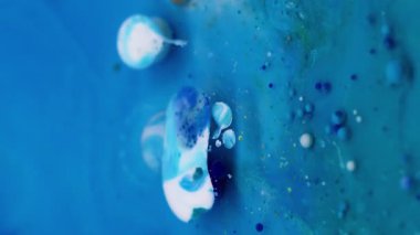 Dikey video. Sanat akışı. Kabarcık mürekkebi. Mistik bir şekilde çözünmüş mavi emülsiyon yüzen jel akrilik damlalar. Dalga karışık parçacıkları soyut arkaplan.