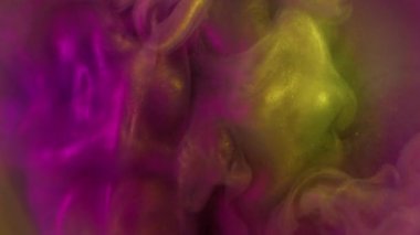 Parlayan toz. Boya sisi. Pembe, altın rengi parlak boya dalgası patlaması. Fantezi, çözünmüş arka planda kum sisi..