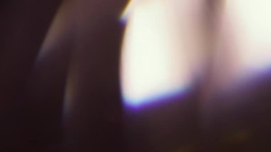 Şafak. Bulanık bir parlama. Odaklanamayan mavi yeşil renkli gökkuşağı tayfı soyut sanat arka planında parıldıyor..