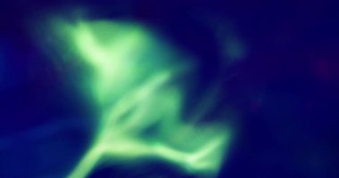 Lens fişeği. Geleceğin sızıntısı parlıyor. Mistik yeşil ışık, koyu mor soyut arkaplanda yanıp sönüyor. Film bulanık floresan ışını sanat yansımasını örtüyor.