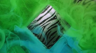 Parlak geometrik. Noel zebra deseni. Odaklanmamış yeşil duman kübü sisi soyut sanat arka planına boya mürekkebi dokusu sıçratır.