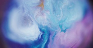 Parlak karışım. Bulanık boya suyu. Yuvarlak, beyaz, ışıl ışıl, sıvı altın bir akış. Enamel mor girdap soyut arkaplan.