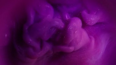 Dumanı karıştır. Boya patlaması. Fantezi neon arka planda pembe, pırıl pırıl dalgalar. Sanat sıvısı akışı soyut bulanık doku.