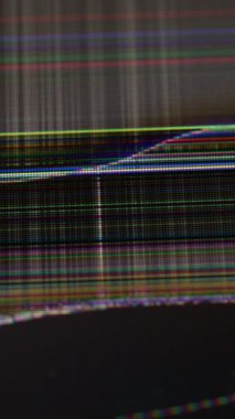 Dikey video. Kırık monitör. Analog dokusu. Hasarlı renk ekranı ve ölü siyah ıslak bölge. Düşük kaliteli kanal dijital ızgara piksel çizgisi örtüşmesi.