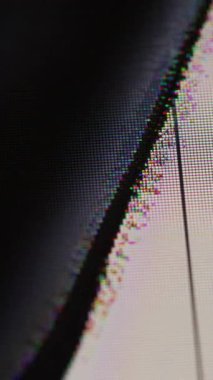 Dikey video. Kusurlu ekran. Kırık monitör. Kırık cam ekran ve siyah alan arızası. Piksel satırı ile başarısız grunge kipi.