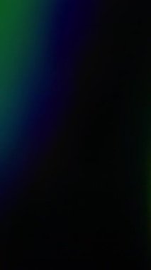 Dikey video. Gökkuşağı renkleri. Bulanık ışık yayılıyor. Odaksız sızıntı, yeşil ışınlar titreşimler, ışık çizgileri, koyu siyah soyut sanat arka planında parlamalar..