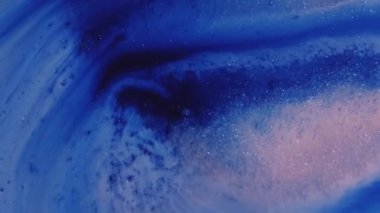 Mürekkep akıyor. Kum boyası. Mavi menekşe akrilik kütle pırıl pırıl, nemli buz yüzeyine yayılmış. Parlak toz jeli, soyut arkaplan.
