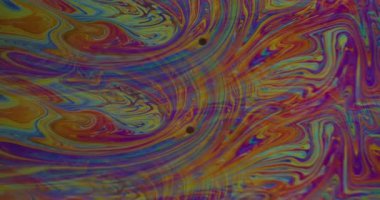 Benzin var. Akan kabarcıklar. Mor, mavi, renkli, yağlı boya. Soyut, yaratıcı akrilik arka planda yüzüyor..